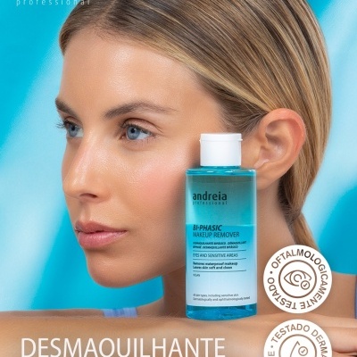 Mulher loira com garrafa de desmaquilhante bifásico azul Andreia Professional em fundo azul