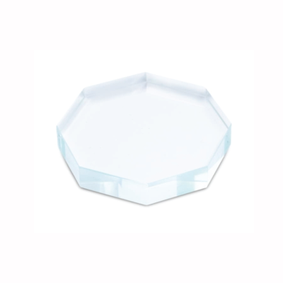 Prato octogonal transparente em fundo branco