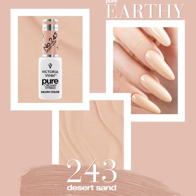 Frasco de esmalte de unhas Victoria Vynn Pure Hybrid cor Desert Sand número 243 com unhas pintadas na mesma cor nude bege