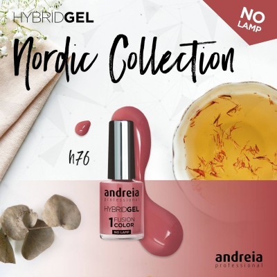 Verniz de gel rosa da colecção Nordic Collection com embalagem metálica sobre fundo branco com folhas e bebida amarela