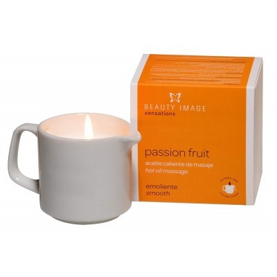 Vela em recipiente cerâmico branco com caixa laranja de vela aromática