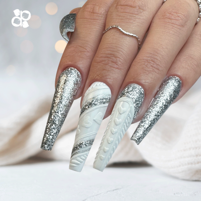 Unhas compridas com design prateado cintilante e branco texturizado 3D