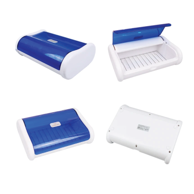 Armário de plástico branco e azul com tampa translúcida, apresentado em quatro ângulos, um com tampa aberta mostrando interior com ranhuras.