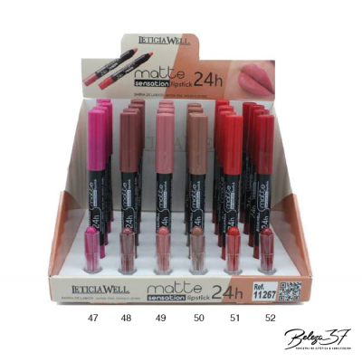 Expositor com batons matte sensação 24h Leticia Well em várias cores