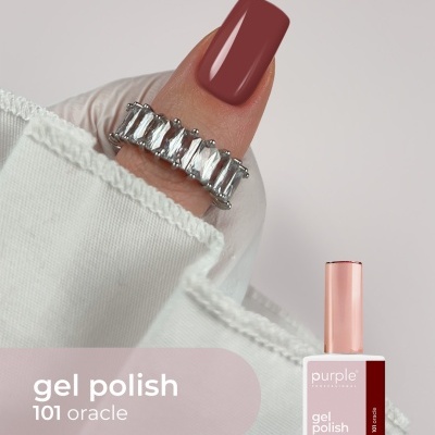 Unha com verniz gel castanho avermelhado e anel prateado com pedras em fundo branco