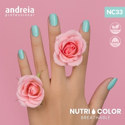 Mão com unhas azul claro e rosas cor-de-rosa, fundo rosa, texto do produto e selos de vegan e cruelty free.