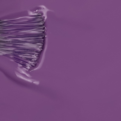 Pincel com cerdas pretas e tinta roxa brilhante