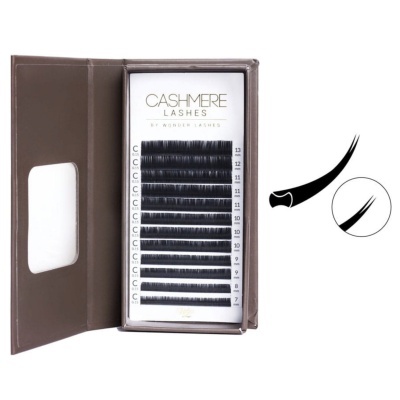 Estojo aberto de pestañas postizas negras organizadas por tamaños en caja marrón con ventana
