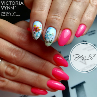 Unhas com verniz rosa e design de bicicleta com flores, formato oval e acabamento brilhante