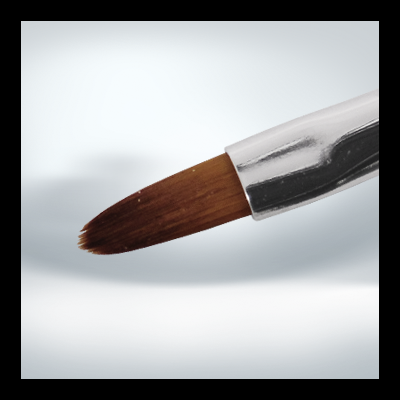 Pincel de pintura com cerdas castanhas e cabo metálico prateado