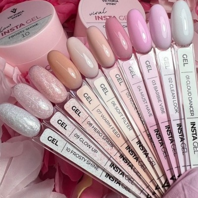 Amostras de cores de gel de unhas em tons pastel com rótulos e fundo de flores rosa