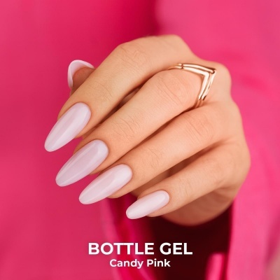 Unhas compridas em gel cor rosa Candy Pink numa mão feminina com anel dourado