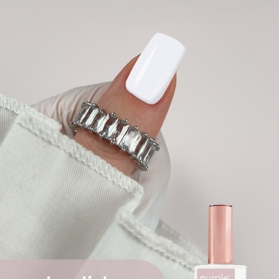 Unha com verniz gel branco e anel com pedras transparentes