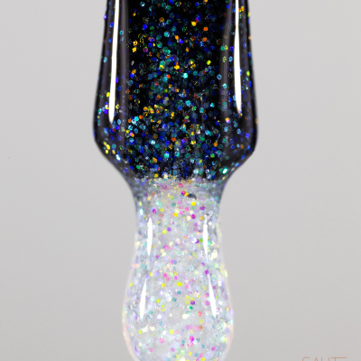 Pincel de verniz com glitter colorido em fundo preto e branco translúcido