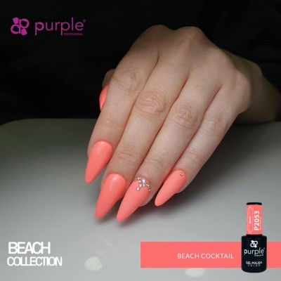 Mão com unhas pintadas em cor coral vibrante com pedraria, em fundo branco e preto