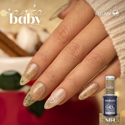 Mão com unhas decoradas com verniz gel glitter dourado e desenho de floco de neve branco da marca andreia.