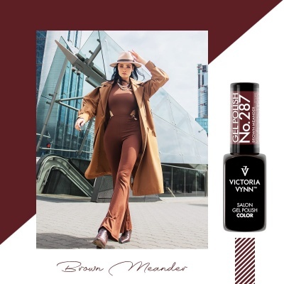 Mulher em fato de treino castanho e casaco com verniz de gel castanho VICTORIA VYNN