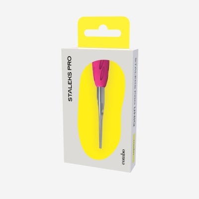Ferramenta com cabo rosa em embalagem branca e amarela STALEKS PRO