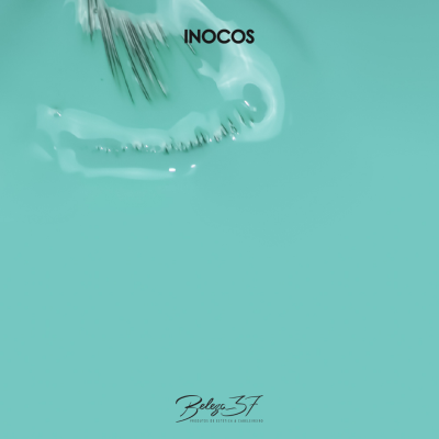 Esmalte azul-turquesa líquido com pincéis e texto INOCOS