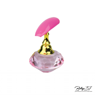 Produto para unhas com base rosa facetada, suporte dourado e apoio de dedo rosa