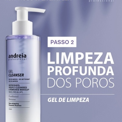 Frasco de gel de limpeza Andreia Professional com doseador branco sobre fundo lilás