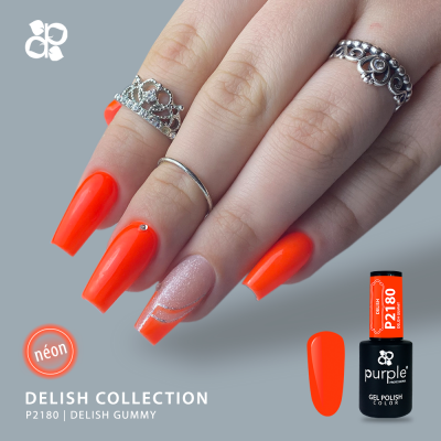 Mão com unhas néon laranja da coleção DELISH e esmalte em gel Purple P2180