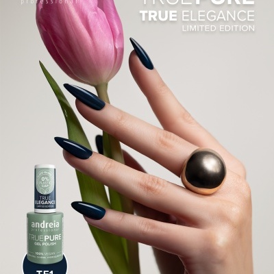 Mão com unhas azul escuro segurando tulipa rosa e frasco de verniz gel.