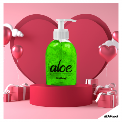 Frasco de gel hidratante de aloe vera verde com tampa branca em pedestal vermelho com decoração de coração, balões e caixas de presente