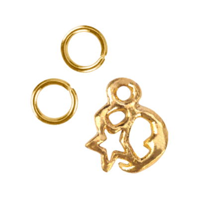 Pendentes e argolas douradas para bijuteria em fundo branco