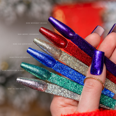 Unhas artificiais de glitter coloridas seguras por mão com unha natural roxa glitter e manga vermelha