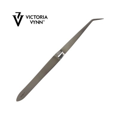 Pinça metálica prateada com ponta curva e texto Victoria Vynn