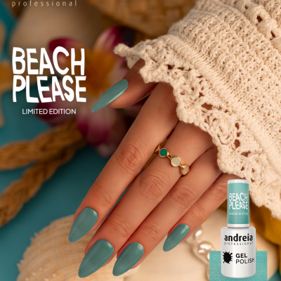 Unhas pintadas com verniz gel azul esverdeado mate, embalagem do verniz 'andreia professional BEACH PLEASE BP2', decoração com croché e palha
