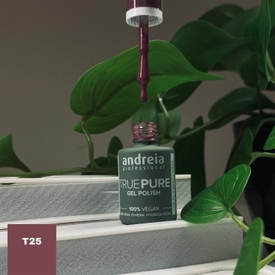 Verniz gel Andreia True Pure verde escuro com pincel aberto e folhas verdes ao fundo