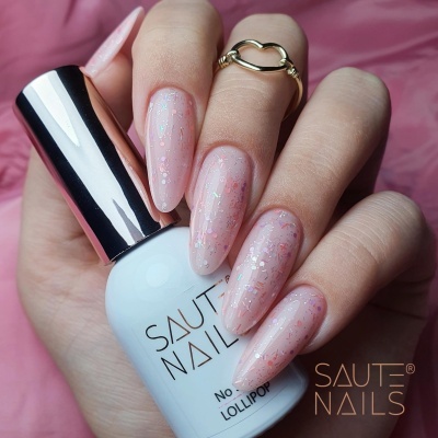 Frasco branco de verniz de unhas SAUTE NAILS com unhas pintadas em rosa glitter