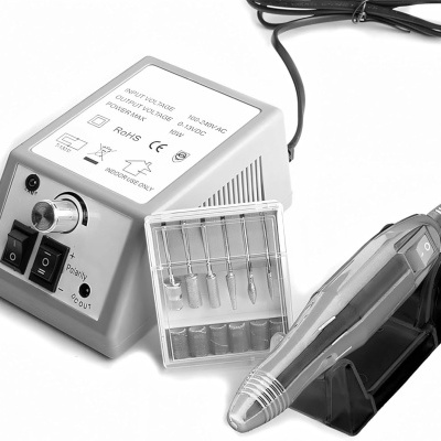 Dispositivo elétrico com controlador cinza, peça manual com botão, estojo transparente com pontas metálicas.