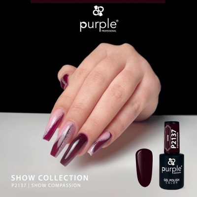 Mão com unhas pintadas em tons de bordeaux e rosa ao lado de frasco de verniz de gel preto da marca Purple Professional