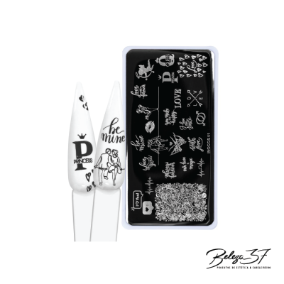 Placa preta de estampagem de unhas com desenhos e duas unhas artificiais brancas decoradas.