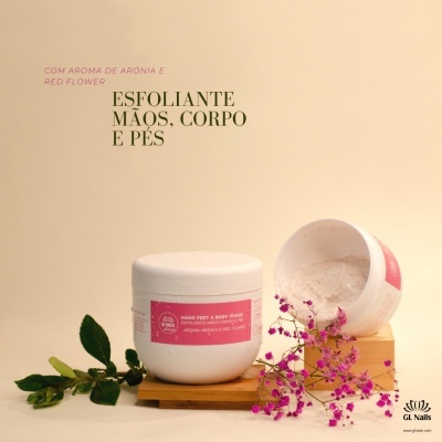 Esfoliante mãos, corpo e pés em frascos brancos com rótulo rosa, decorado com flores cor-de-rosa e folhas verdes