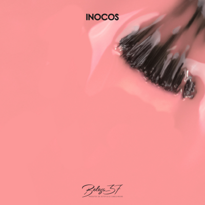 Verniz ou esmalte de unhas rosa claro com pincéis e texto INOCOS