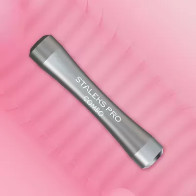 Escova de pestanas STALEKS PRO COMBO cinza claro com pontas pretas sobre fundo rosa