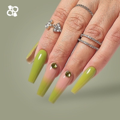 Unhas decoradas verdes e rosas com anéis prateados