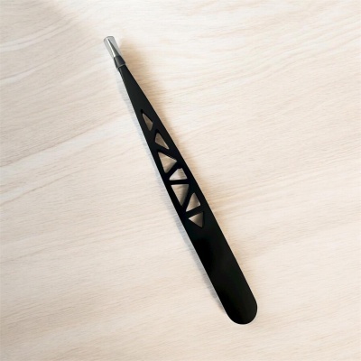 Pinça preta com recortes triangulares e ponta metálica.