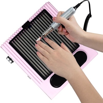Máquina de manicure elétrica cor-de-rosa com detalhes pretos e mãos operando o equipamento