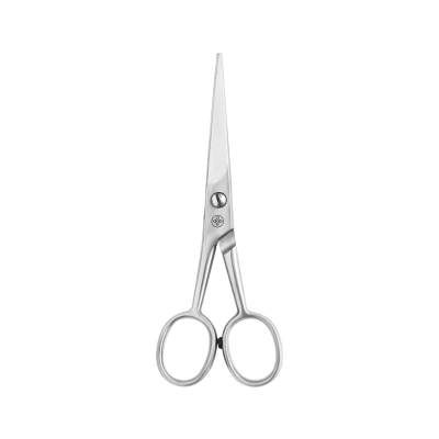 Tesoura pequena de metal com lâminas afiadas em fundo branco