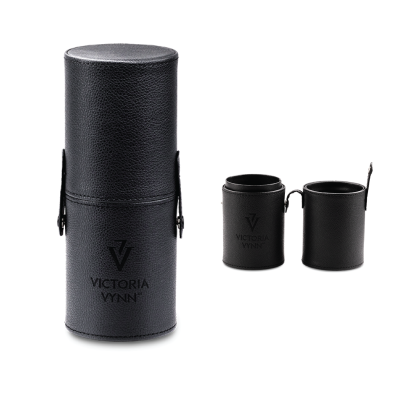 Conjunto de organização em couro preto com o logo VICTORIA VYNN