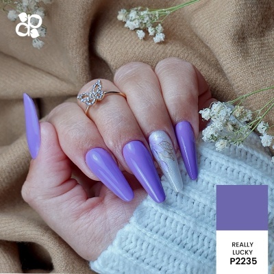 Unhas artificiais roxas compridas com design floral branco