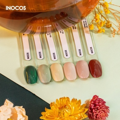Amostras de verniz para unhas INOCOS em várias cores com flores decorativas