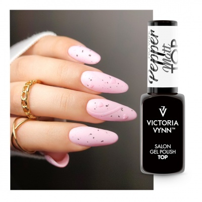 Mãos com unhas rosas manchadas e verniz gel Victoria Vynn Pepper Matt Top