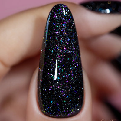 Unha com verniz preto glitter colorido em close-up