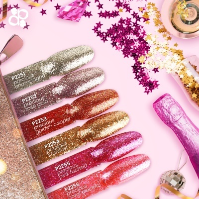 Amostras de esmalte metálico e brilhante organizadas com etiquetas de cores sob glitter e decoração festiva.